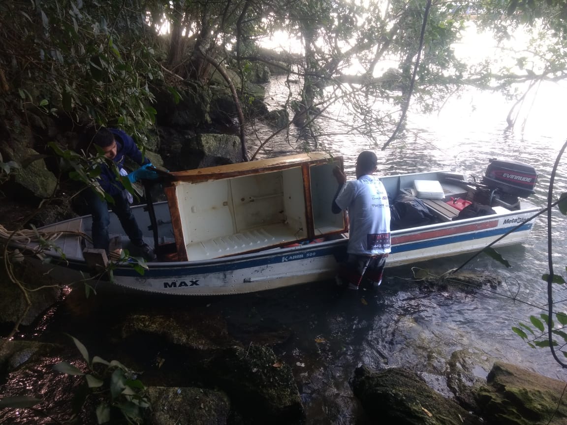  Voluntários retiram 6 toneladas de resíduos da baía de Guaratuba