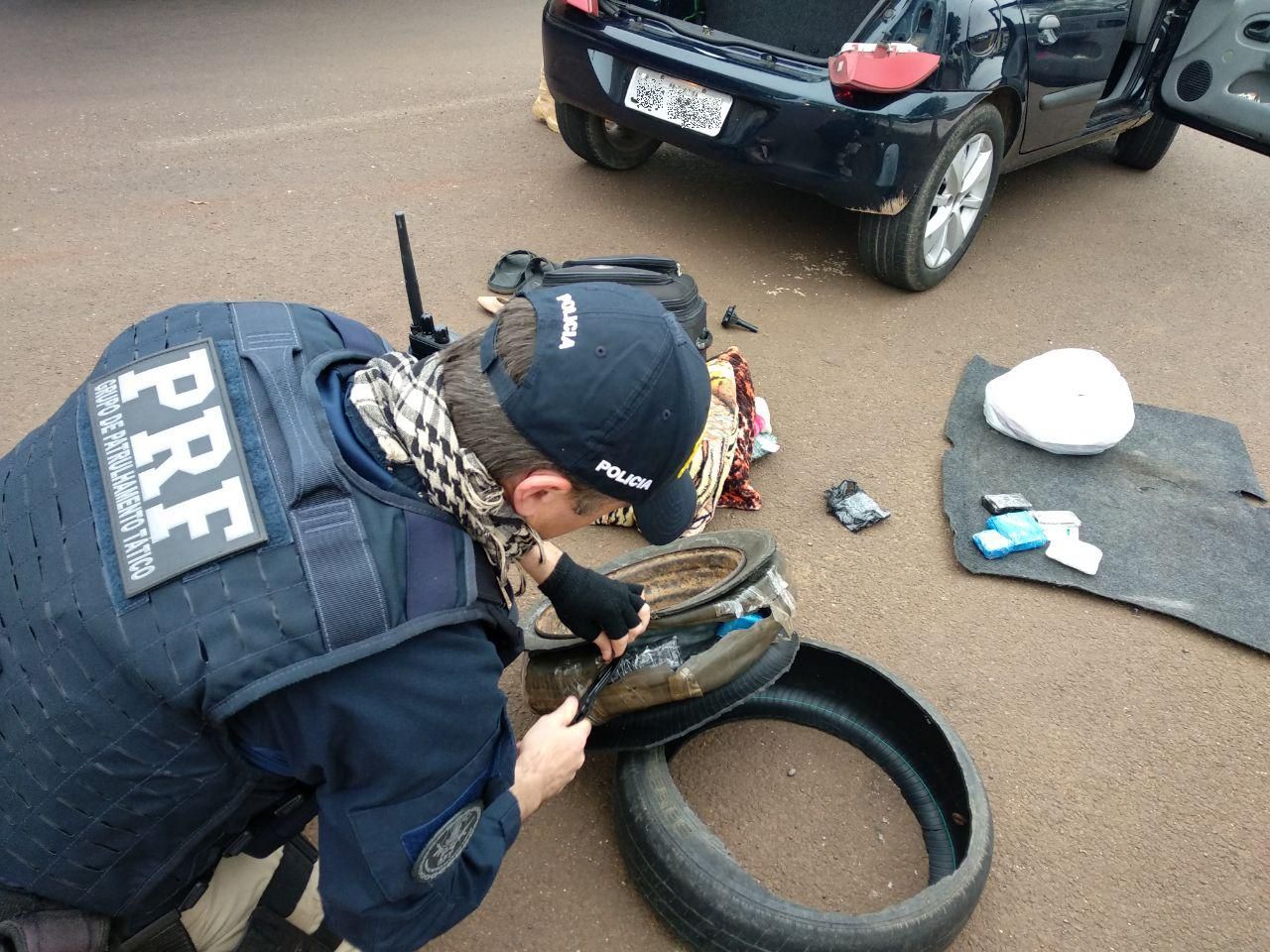  Polícia apreende medicamentos escondidos em estepe de carro