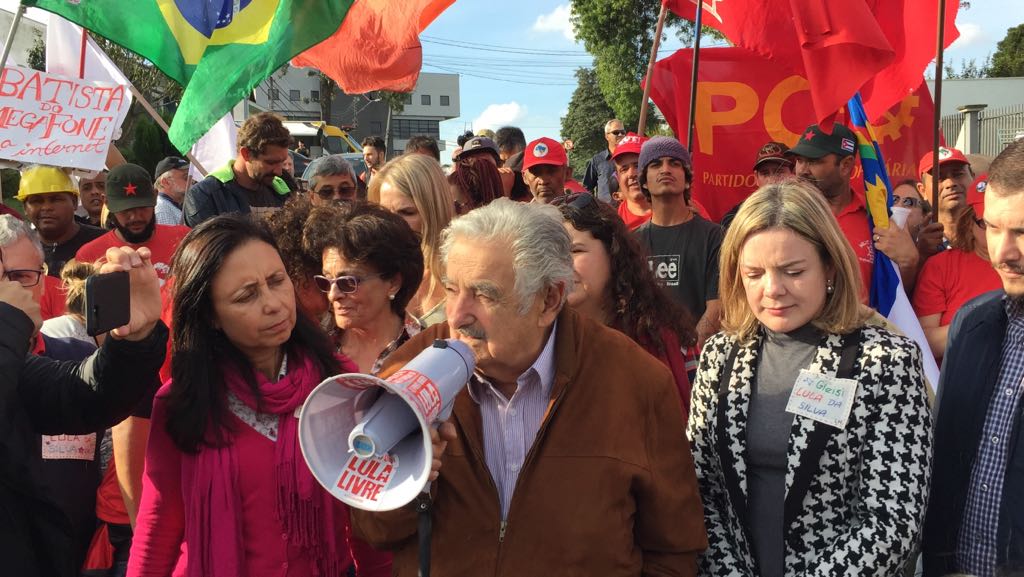  Em visita a Lula, ex-presidente uruguaio Mujica diz que instabilidades nos vizinhos Brasil e Argentina afetam também o Uruguai