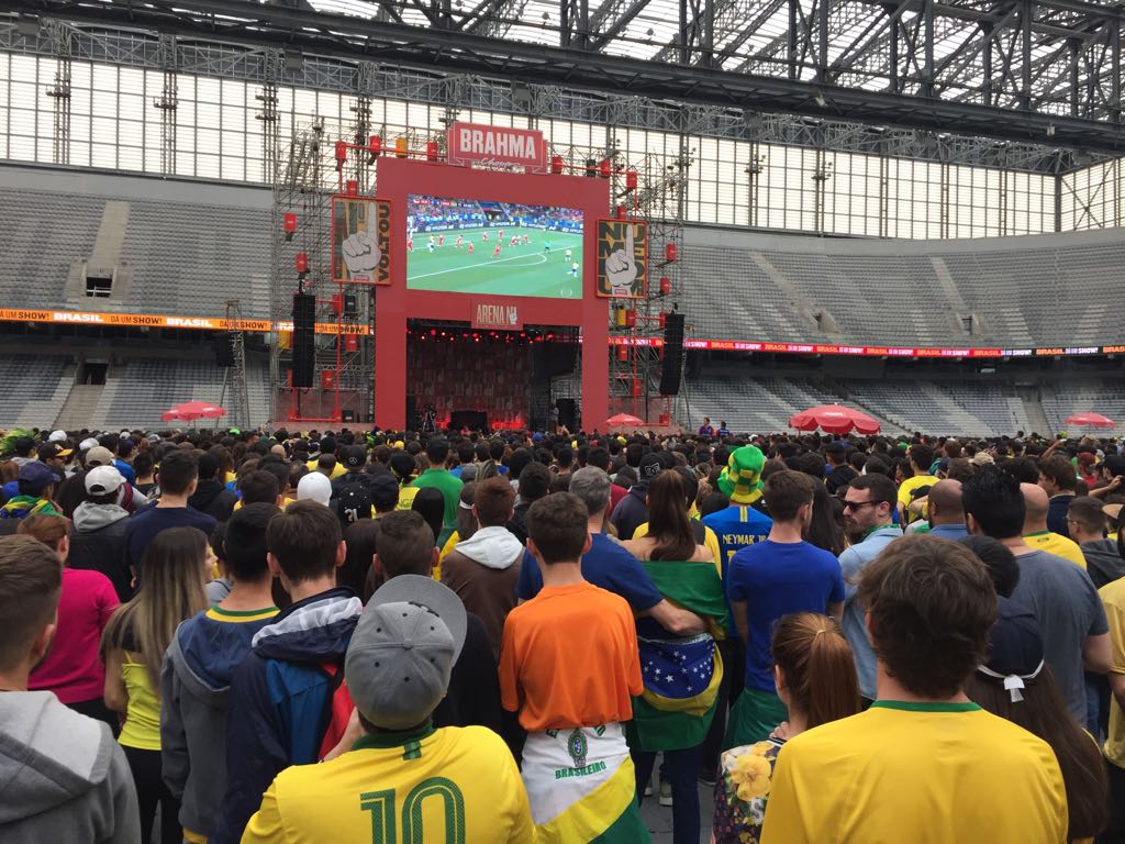  Quase 15 mil torcedores acompanharam na Arena da Baixada a vitória da seleção