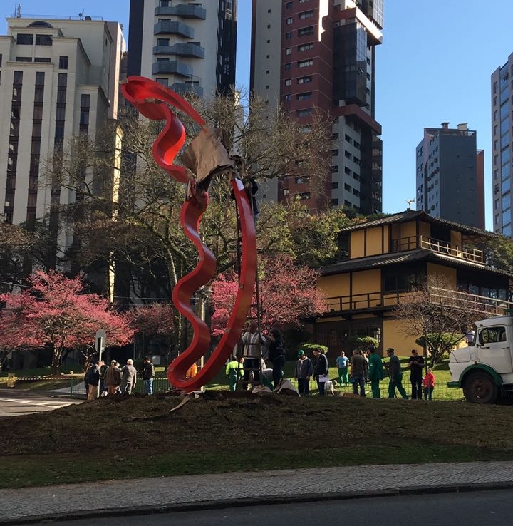  Escultura gigante de artista Tomie Ohtake é instalada na Praça do Japão