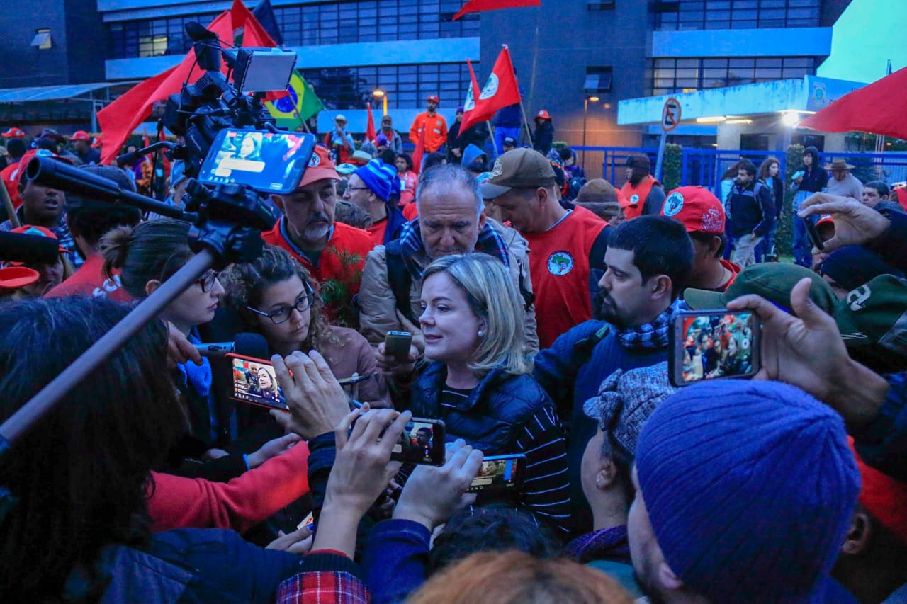  Em Curitiba, Gleisi enfrenta protestos de militantes contrários a acordo do PT com o PSB