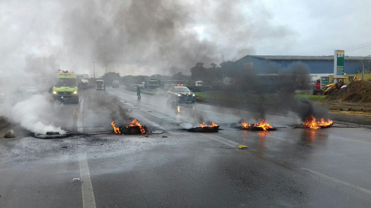  Manifestantes bloquearam trânsito na BR 277 em Paranaguá