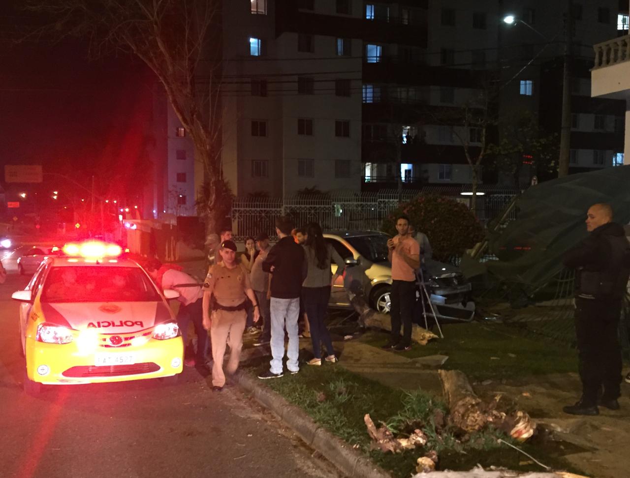  Assaltante em fuga bate carro roubado contra residência no bairro Cabral