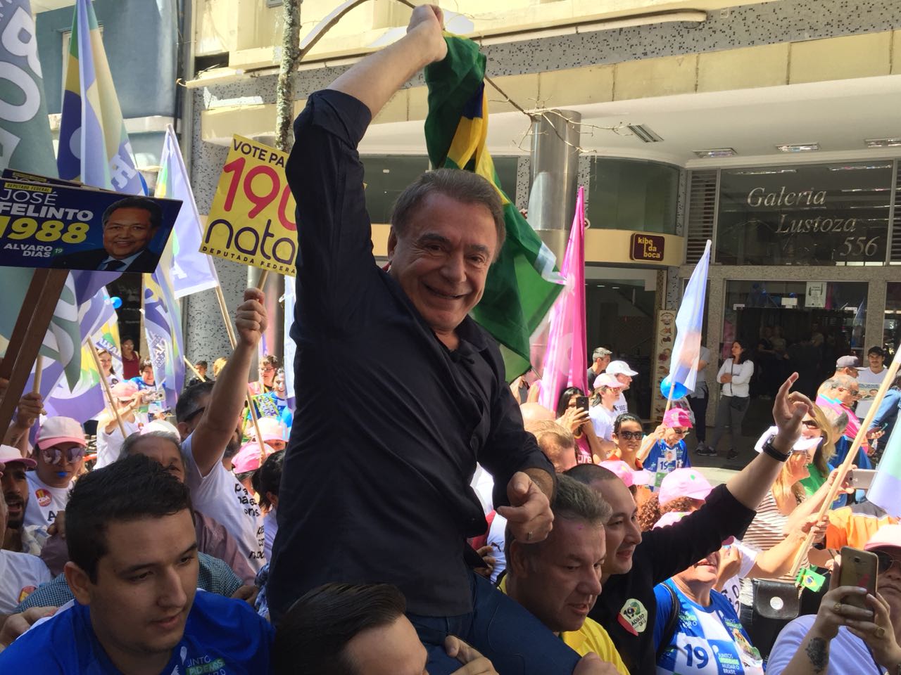  Em campanha em Curitiba, Alvaro Dias diz não confiar em pesquisas eleitorais