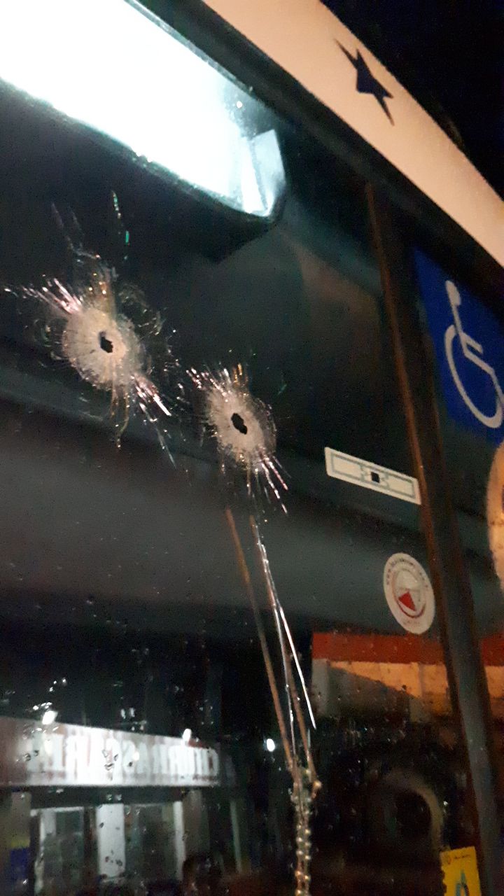  PRF identifica sete tiros após assalto a ônibus na Serra do Mar