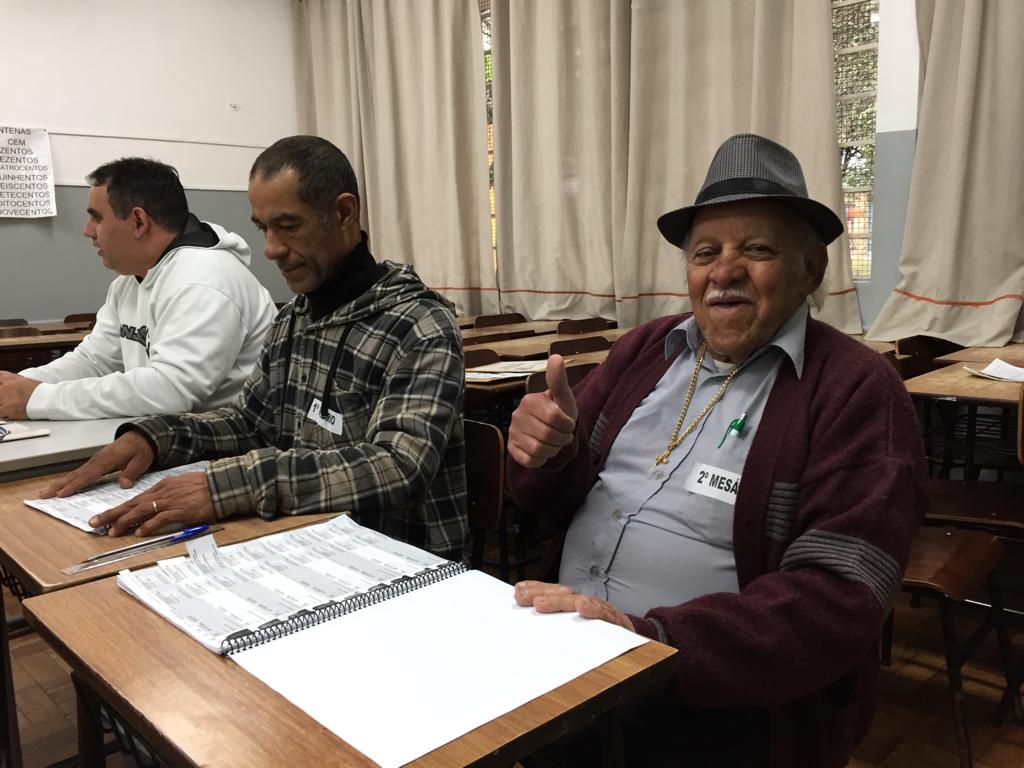  Aos 82 anos, mesário mais velho em atividade em Curitiba atua voluntariamente há 5 anos