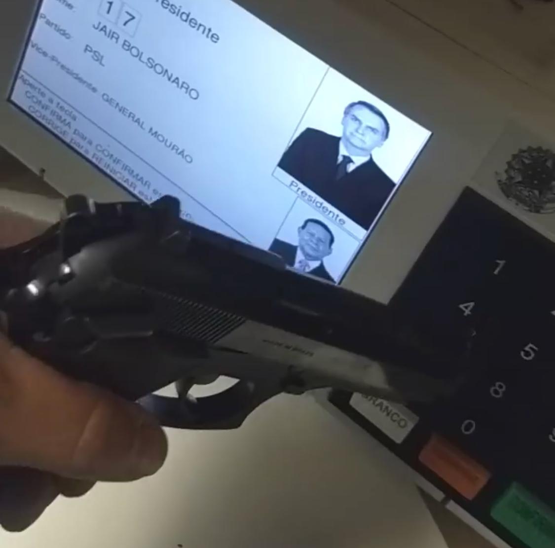  Eleitor que mostrou arma em cabine de urna no Paraná é alvo de operação da PF