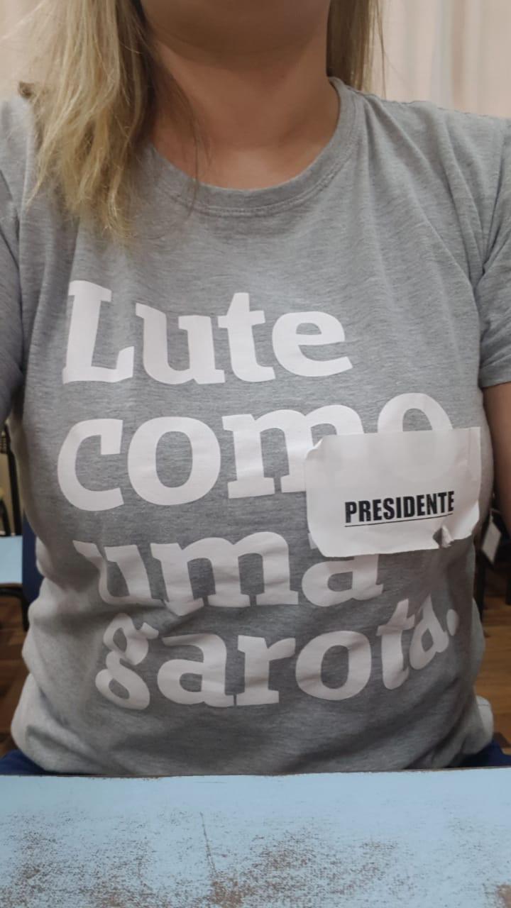  Mesária é dispensada em Curitiba por usar camiseta “lute como uma garota”