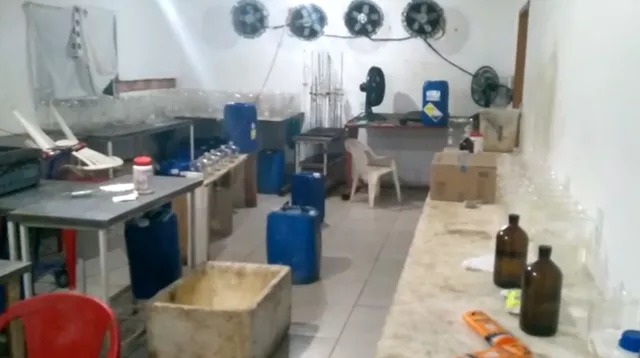  Polícia descobre laboratório de drogas sintéticas em Morretes