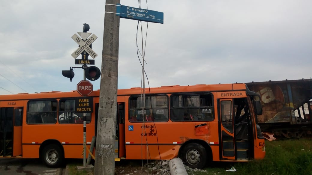  25 pessoas ficam feridas em acidente entre trem e ônibus no Cajuru