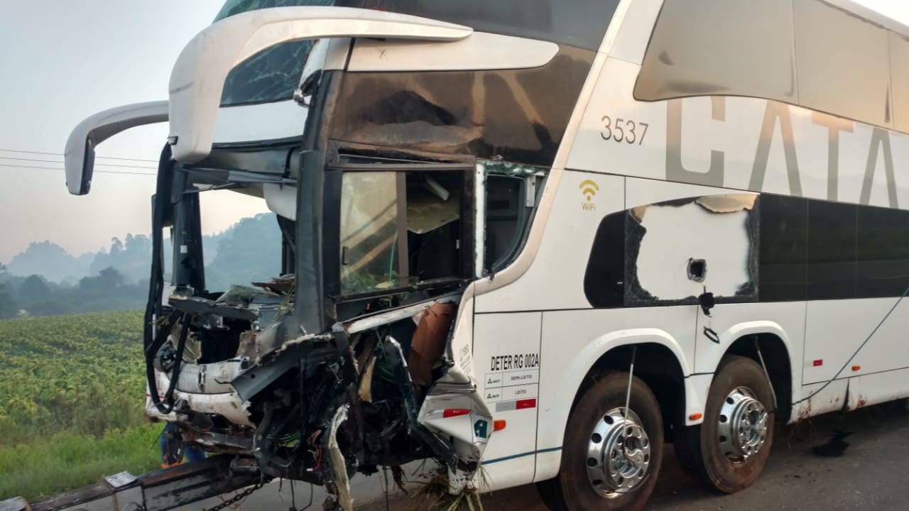  Acidente com ônibus e caminhonete deixa motorista morto e três feridos, em Imbituva, nos Campos Gerais