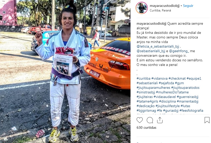  Paranaense campeã mundial de jiu-jitsu vende balas no sinaleiro para poder competir
