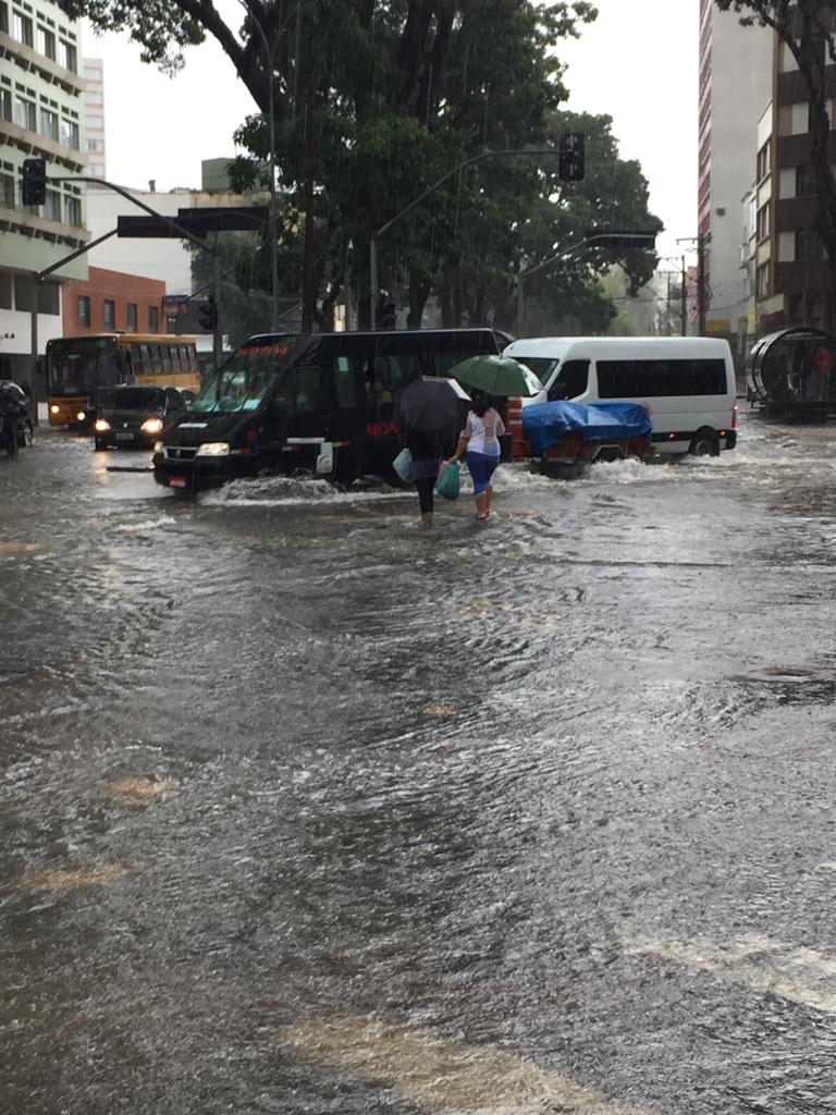  Chuva forte deixa ruas, casas e comércios alagados em Curitiba