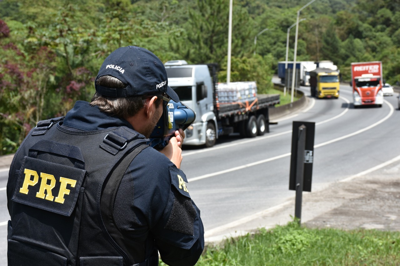  Mais de 50 mil motoristas são multados por excesso de velocidade nas rodovias federais do Paraná