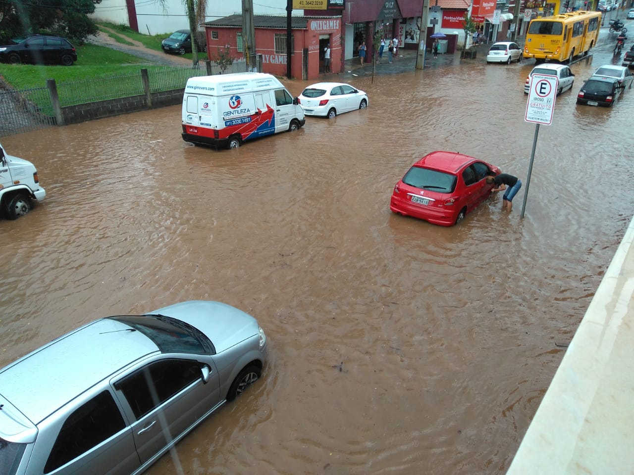  Com início de tornado, chuva forte alaga ruas de Araucária