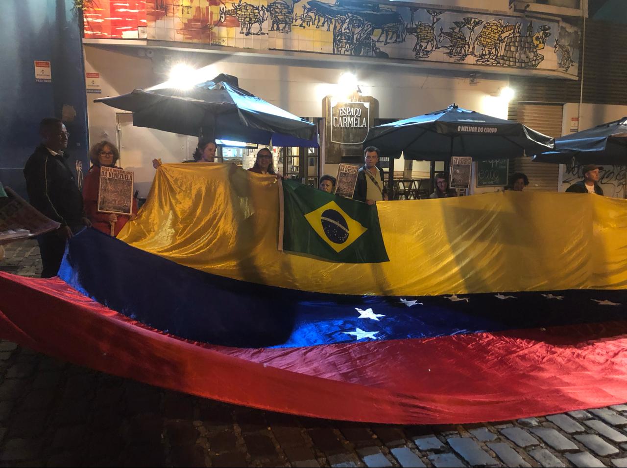  Manifestação pró-Venezuela é realizada na recepção à 1ª Reunião Brics de Curitiba