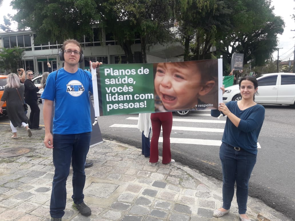  Pais de filhos com necessidades especiais fazem protesto em Curitiba contra mudanças anunciadas pela Unimed
