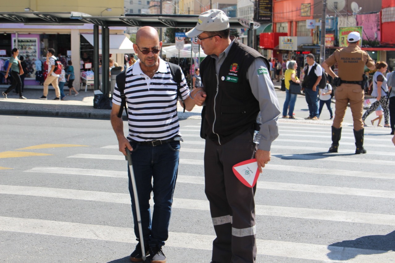  “Anjos da Mobilidade” ajudam pedestres com restrição de mobilidade no Centro de Curitiba