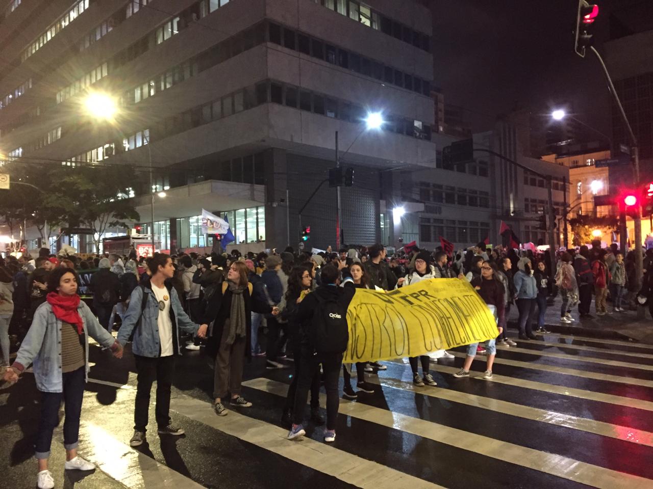  Cerca de 6 mil estudantes protestam pela educação em Curitiba, segundo organizadores