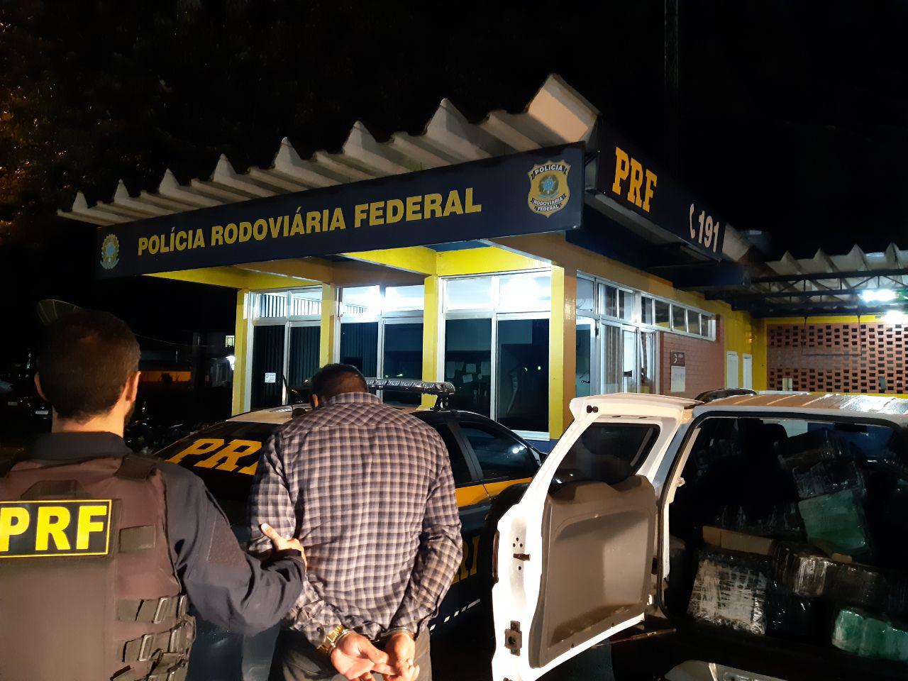  Meia tonelada de maconha é apreendida e traficante é preso em banheiro de hotel no interior do Paraná