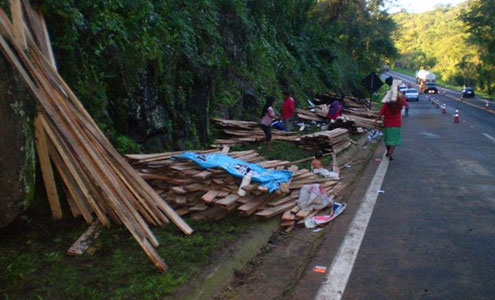  Apenas 4 mortos em acidente na BR 277 são identificados