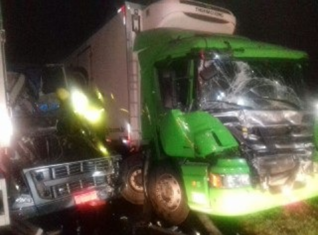 Engavetamento entre nove caminhões deixa um morto e quatro feridos em Ponta Grossa