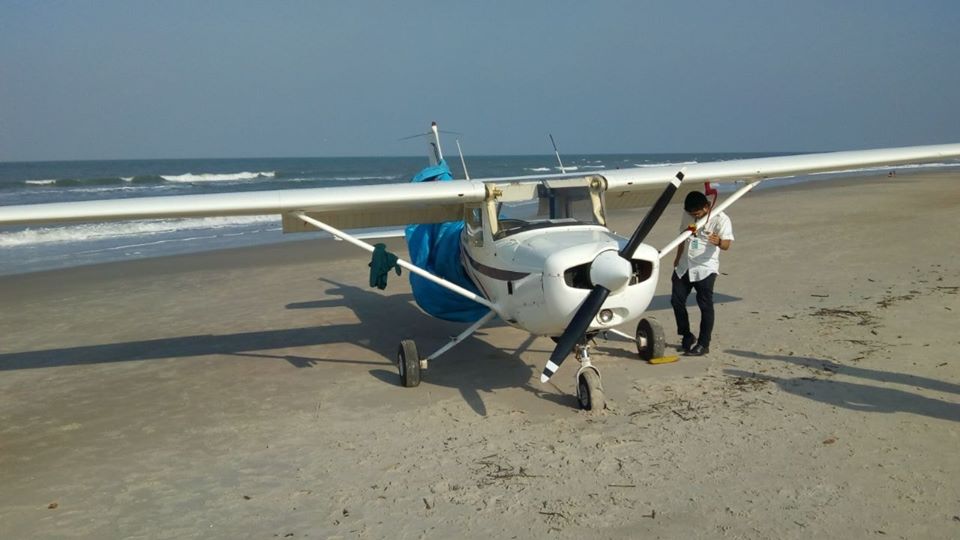  Avião de pequeno porte pousa na areia da praia em Matinhos
