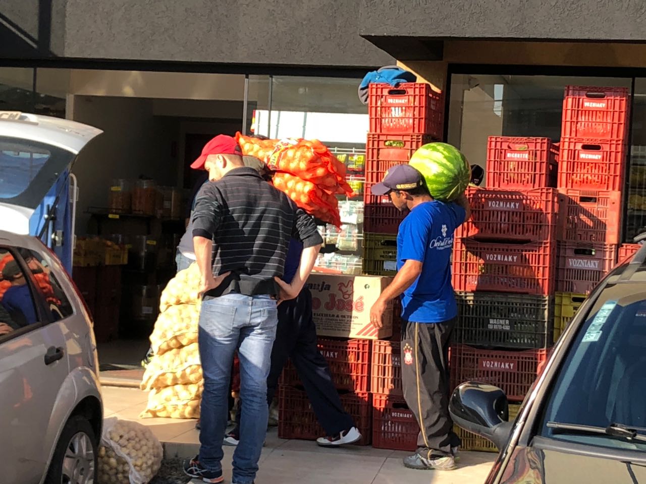  Comerciantes estão comprando direto dos produtores para tentar garantir frutas e verduras nas prateleiras