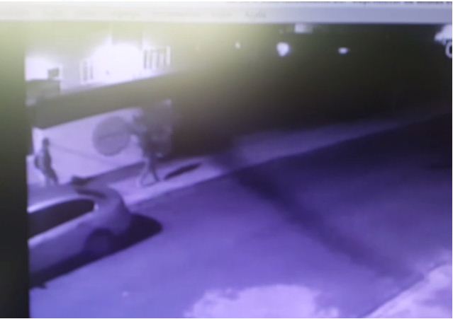  Vídeo mostra policial saindo com estudante do apartamento onde ela morava