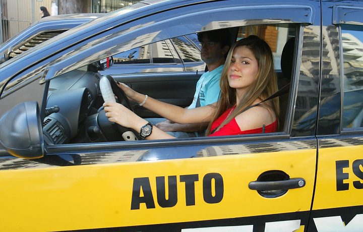  Instrutores de autoescolas bloqueiam entrada do Detran nesta manhã