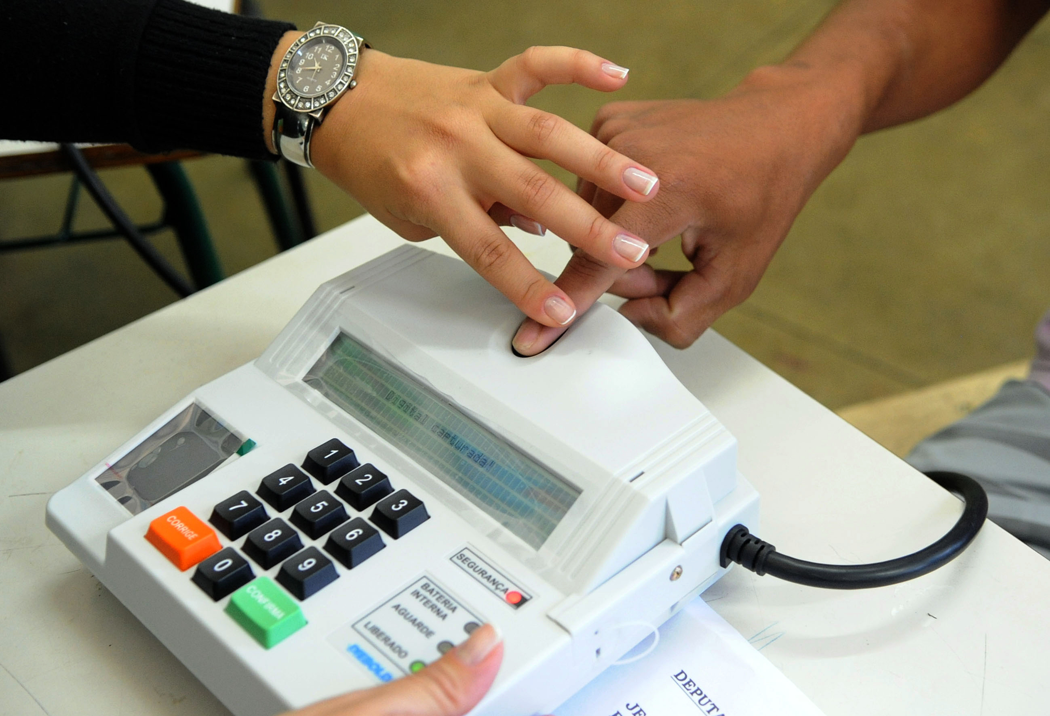  Nove em cada dez eleitores serão identificados por biometria no Paraná