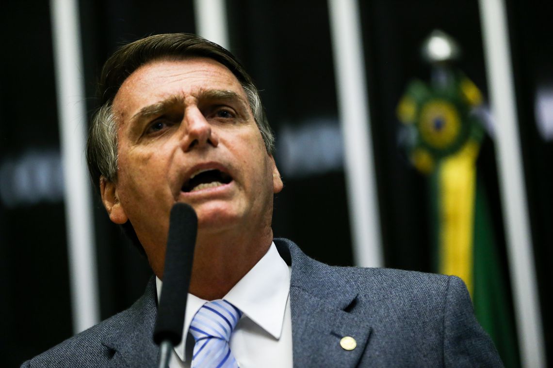  Justiça determina retirada de outdoor com Bolsonaro e Francischini de sede de partido