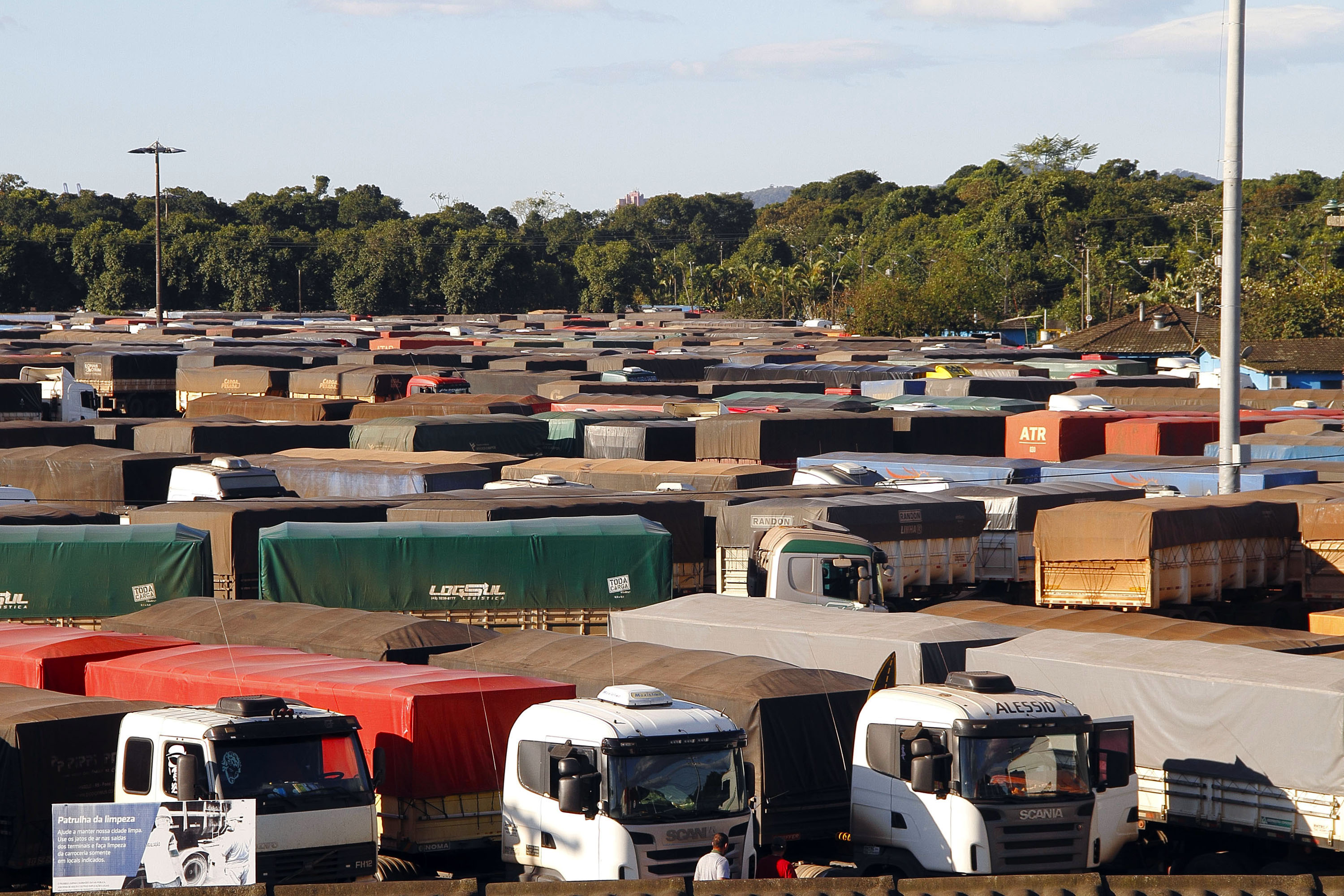  Porto de Paranaguá recebeu 110 mil caminhões no primeiro trimestre do ano