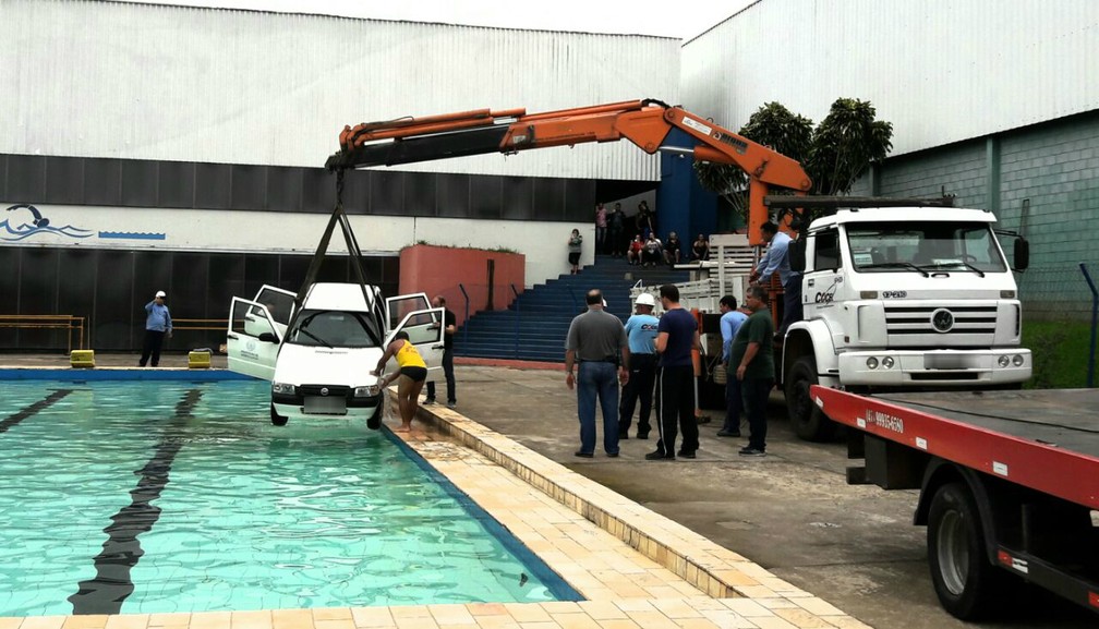  Vândalos jogam carro da prefeitura dentro de piscina