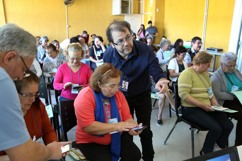  Curso gratuito ensina idosos a utilizarem smartphones