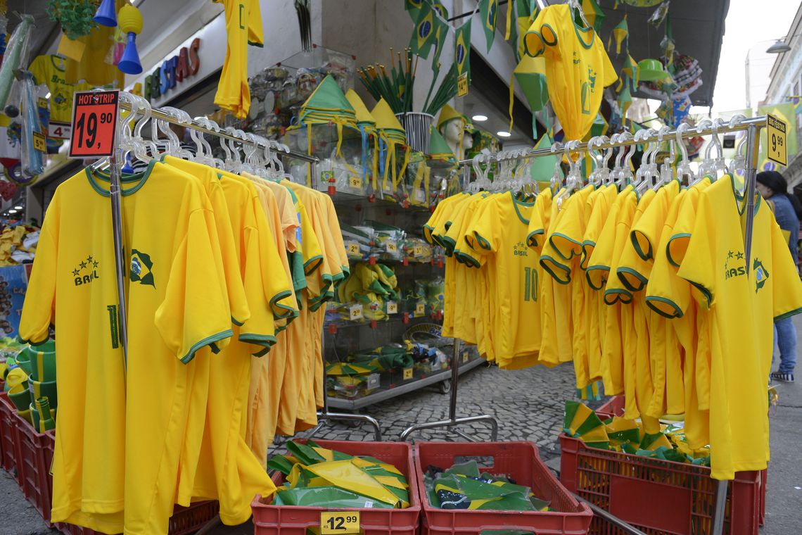  Procura por camisas do Brasil dispara e algumas lojas já estão sem o produto em Curitiba