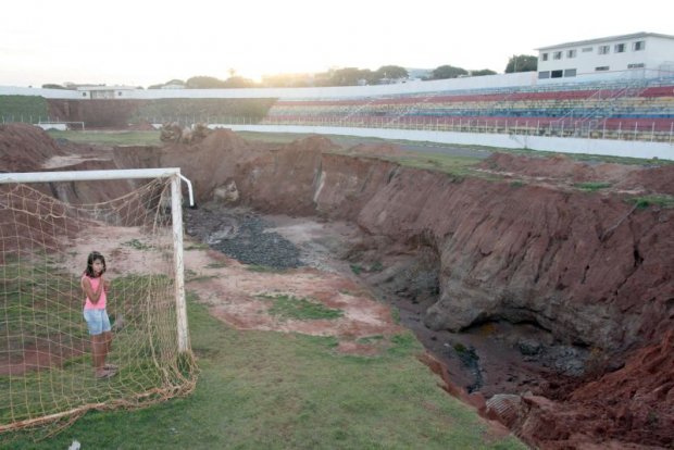  Cratera é aberta em centro poliesportivo