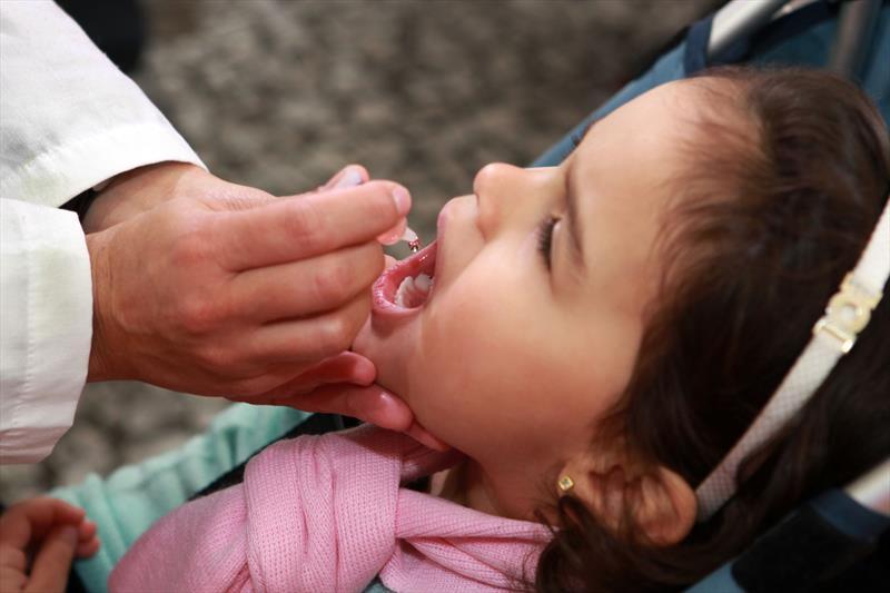  Em Curitiba, mais de três mil doses de vacina contra sarampo e pólio são aplicadas em segundo Dia D