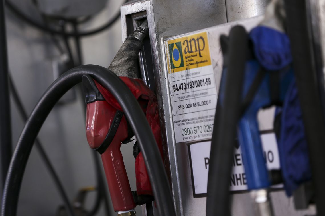  Gasolina custa R$ 5,70 em Curitiba, diz ANP