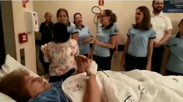  Paciente pede para cantar com coral de hospital antes de cirurgia