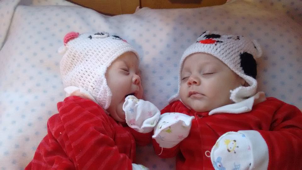  Família comemora o primeiro aniversário dos gêmeos que nasceram após a morte da mãe