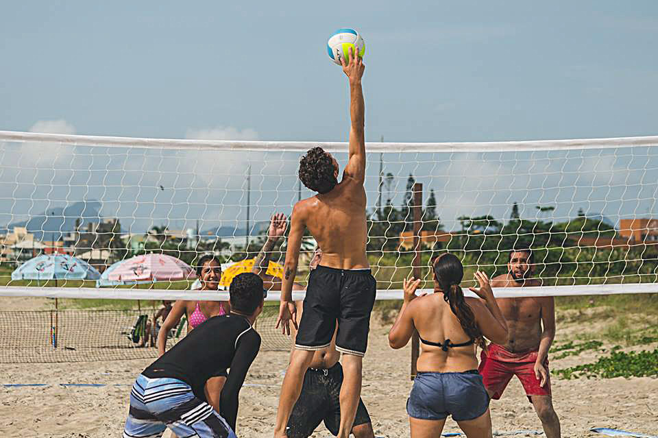  Atividades esportivas na areia das praias do Paraná seguem até o carnaval
