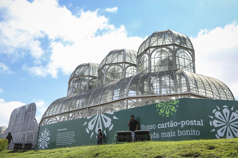 Revitalizado, estacionamento do Jardim Botânico, em Curitiba, é liberado