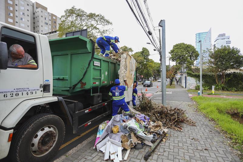  Só neste ano, quase 500 toneladas de lixo e entulho foram retiradas de rios em Curitiba