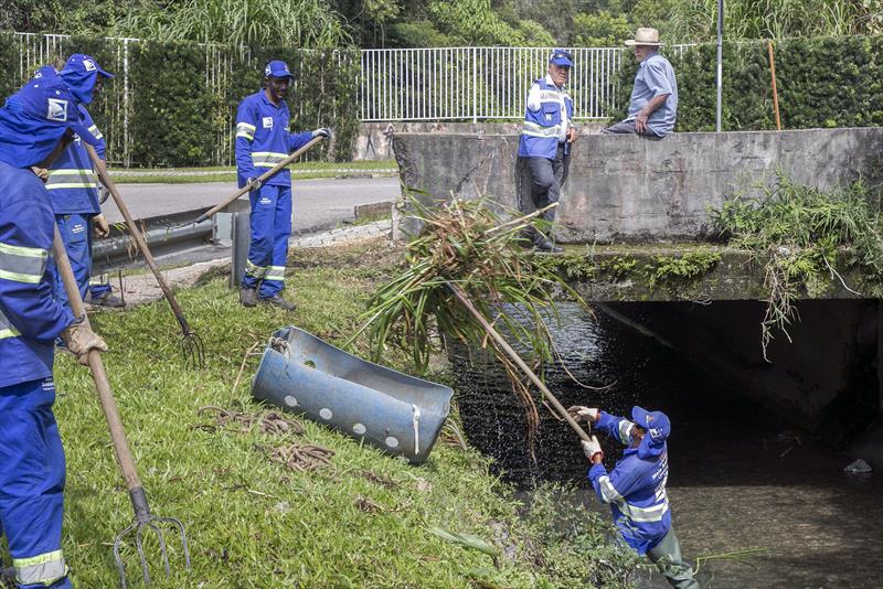  Quase 300 toneladas de lixo foram retiradas dos rios de Curitiba somente nos três primeiros meses do ano