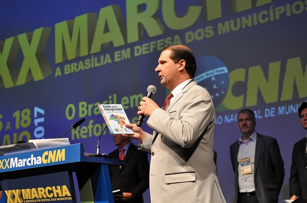  Prefeitos paranaenses participam de ato nacional em Brasília em prol da liberação de recursos