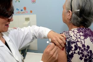 Idosos acima de 60 recebem vacina da gripe e covid