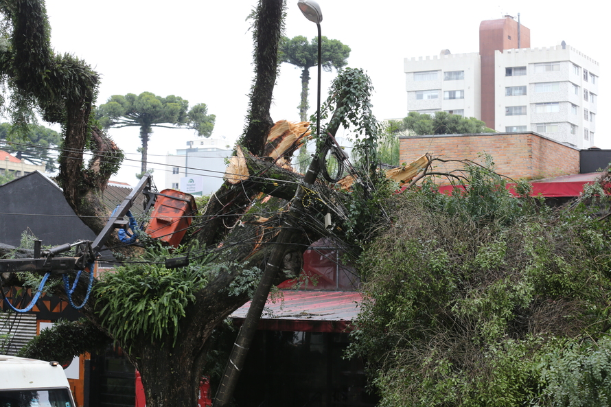  Chuva afetou mais de 25 mil pessoas no Paraná e deixou dois feridos em Curitiba