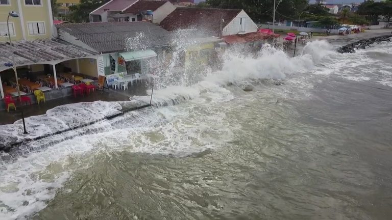  Alerta para o litoral: ondas podem chegar a 4 metros e meio na costa paranaense